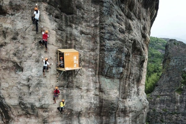 Cửa hàng tiện lợi treo trên núi bất tiện nhất Thế giới