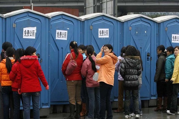 Dịch vụ 'thuê bố' giúp bé trai vào khu vệ sinh ở Trung Quốc