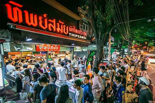 Nghề xếp hàng thuê trước các hàng ở Bangkok