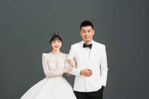 Ngất ngây trước bộ ảnh cưới ngọt ngào của Ngọc Thuận ‘Gạo nếp gạo tẻ’ và vợ kém 17 tuổi