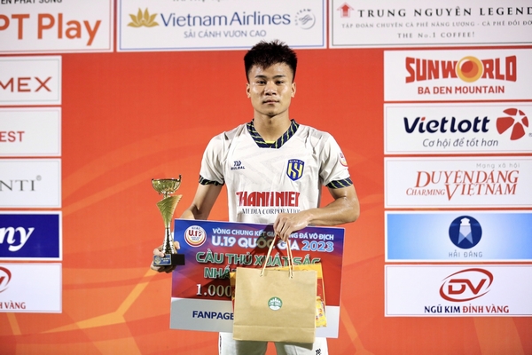 Nguyễn Quang Vinh (U.19 SLNA) nhận giải Cầu thủ xuất sắc nhất trận đấu, tiếc nuối khi phải chia điểm cho Thanh Hóa 