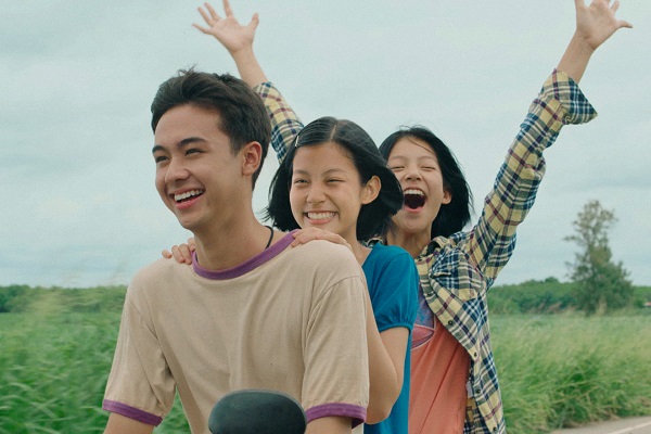 Review phim 'Tình chị duyên em': Chuyện 'tình tay ba' phiên bản học sinh, cách giải quyết cũng ngây thơ