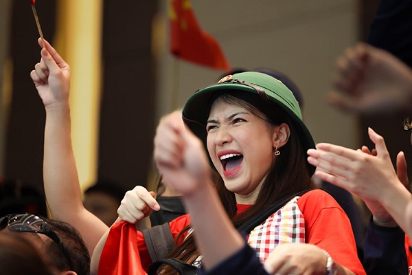 'Thánh cổ vũ' SEA Games 32 - Hòa Minzy thông báo trở về Việt Nam sau khi bị lên án 'xem bóng đá bỏ về nửa chừng', lý do thực hư?