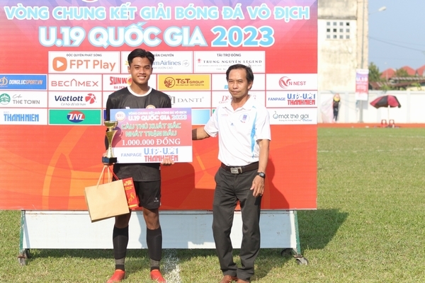 Thủ môn Nguyễn Đặng Huy Bảo (U.19 Bình Phước) nhận giải Cầu thủ xuất sắc nhất trận