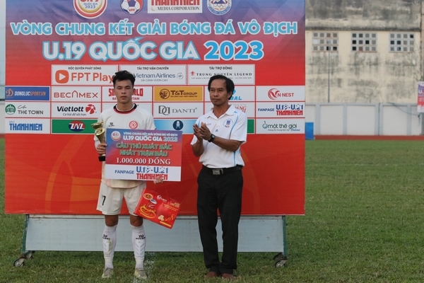 Nguyễn Thành Đạt (U.19 Viettel) nhận giải Cầu thủ xuất sắc nhất trận, xem đây là tiền đề để phấn đấu
