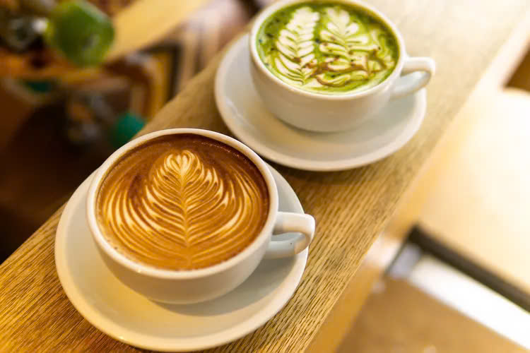 Cà phê hay matcha? Loại nào tốt hơn cho sức khỏe?