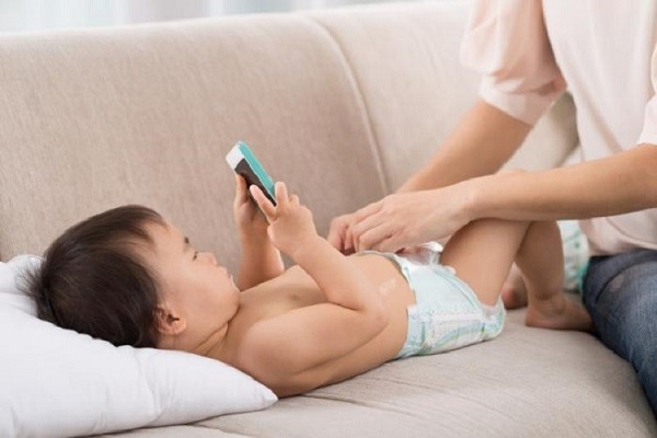 Trẻ em bị giảm sút trí nhớ sớm khi xem điện thoại, tivi