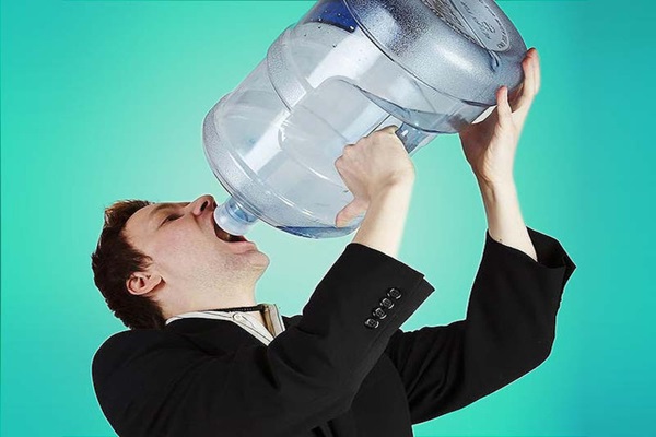 Vì sao uống đủ nước là thử thách của nhiều người?