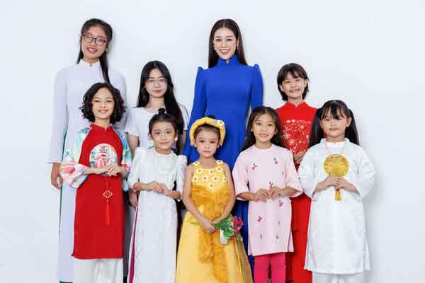Năm đầu tiên Hoa hậu Khánh Vân đón ngày 20/11 cùng các học trò nhí
