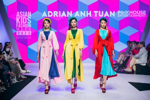 Top 3 Hoa hậu Việt Nam 2022 lần đầu mở màn 'Asian Kids Fashion Week 2023'