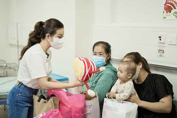 Hoa hậu Thu Hoài bật khóc khi đến thăm hỏi các em nhỏ mắc bệnh tim bẩm sinh