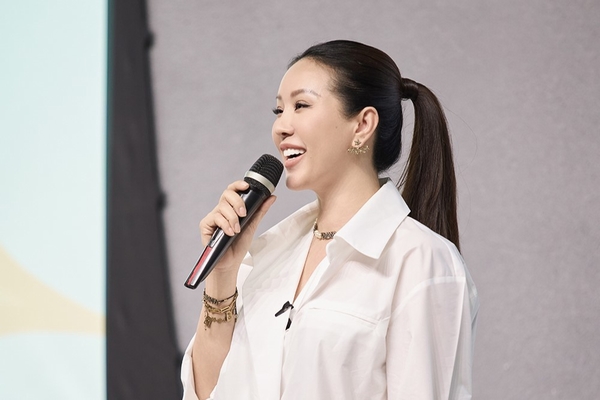 Nhan sắc quá trẻ trung, Hoa hậu Thu Hoài khiến fans bối rối