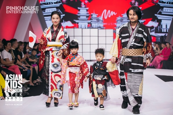 Gia đình 'Dì Dung' catwalk vị trí vedette trong 'Asian Kids Fashion Week 2023'