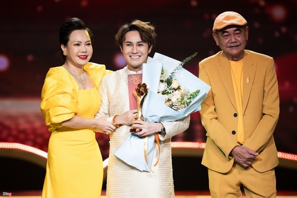 Huỳnh Lập vỡ òa khi lần thứ hai được xướng danh nhận giải 'Mai Vàng'