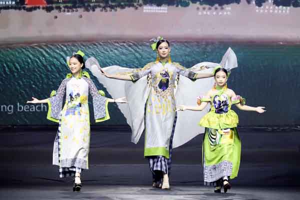 Hoa hậu Bảo Ngọc trình diễn áo dài ấn tượng tại 'Tuần lễ Thời trang Lụa Thái quốc tế'
