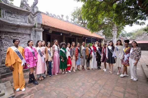 Làng hoa Mê Linh bất ngờ đón tiếp dàn hậu 'Miss Tourism World 2022'