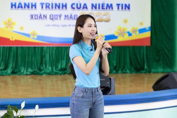 Hoa hậu Mai Phương gửi trao yêu thương cho các học viên cai nghiện tại Lâm Đồng
