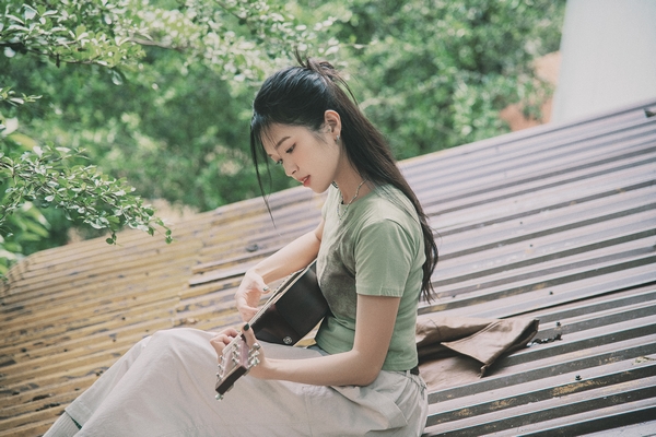 Không có bạn diễn nam, Suni Hạ Linh 'cân' cả câu chuyện trong MV mới