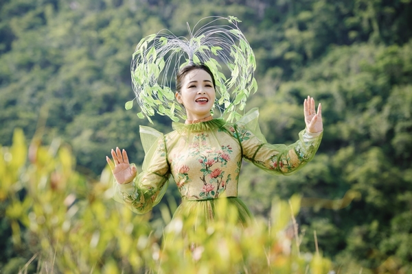 Ca sĩ Trang Nhung 'nặng lòng' với môi trường