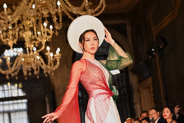 Hoa hậu Thu Hoài kiêu sa tái xuất sàn runway