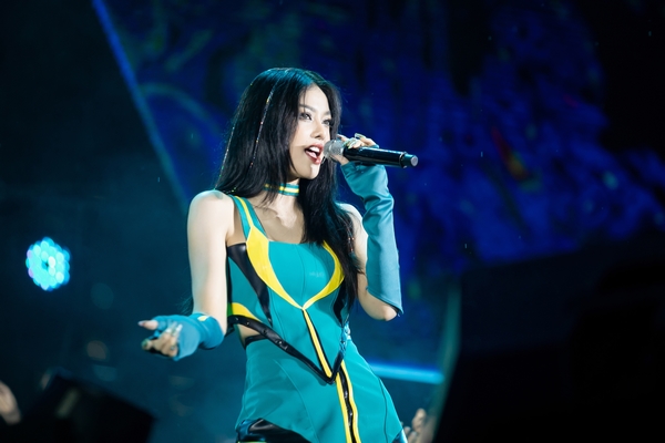Sau 'du học', Lona được fans tấm tắc 'giọng hát tỉ thuận với nhan sắc'