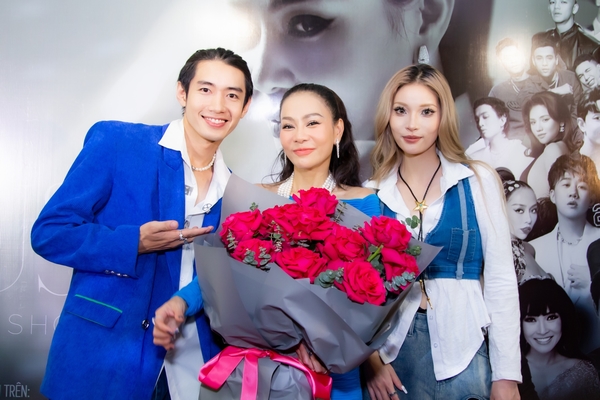 Quang Đăng và bạn gái ‘ton sur ton’ đến chúc mừng Thu Minh