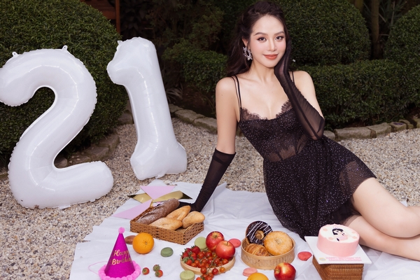 Hoa hậu Thanh Thủy xinh đẹp rạng ngời đón tuổi 21