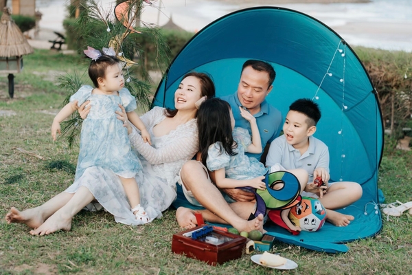 Vy Oanh đi nghỉ dưỡng cùng gia đình, nhan sắc gây chú ý