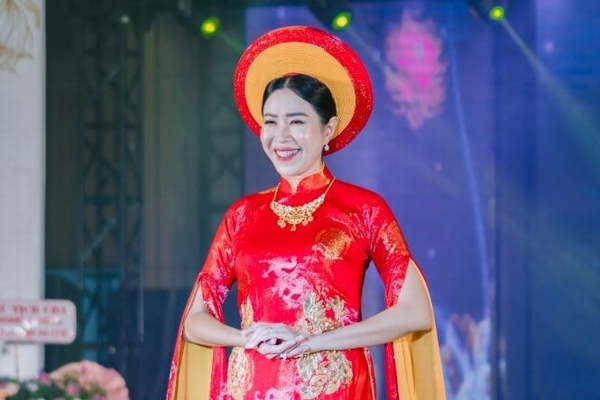 MC Quỳnh Hoa lộng lẫy, kiêu sa trong áo dài cưới Việt Nam