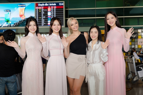 Lần thứ 3 đến Việt Nam, Hoa hậu Thế giới vẫn khiến fans mê mẩn