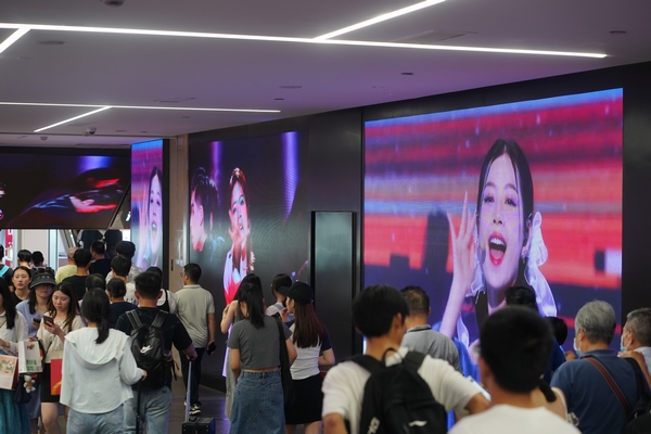 Fans bao trọn ga tàu điện ngầm, phủ màn hình quảng bá tiếp sức Chi Pu