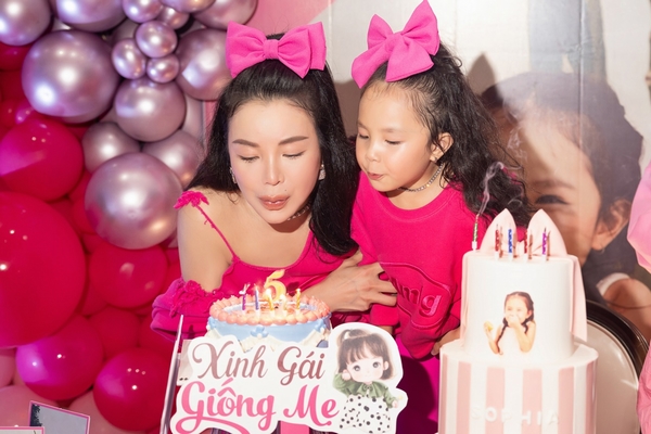 Trà Ngọc Hằng tổ chức sinh nhật ngọt ngào cho con gái