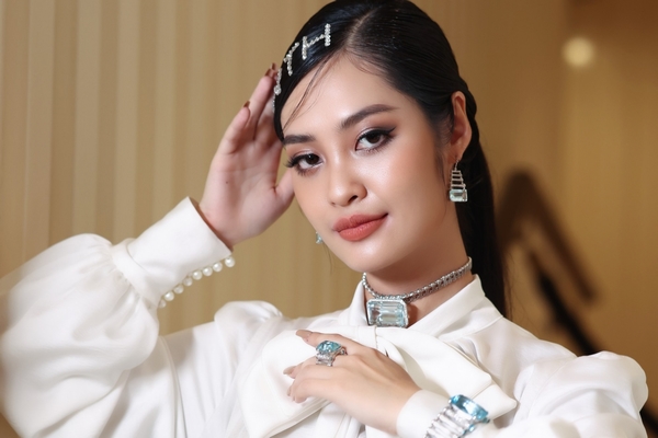 Bộ trang sức 5 tỷ của Hoa hậu Nông Thúy Hằng khiến ai cũng trầm trồ