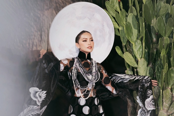 Hoa hậu Ngọc Châu 'đội trăng' diễn vedette