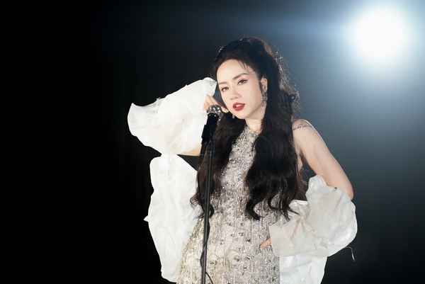 Tái xuất âm nhạc, Triệu Hồng Ngọc ‘gây sốt’ với MV ‘Hoa trong đá’