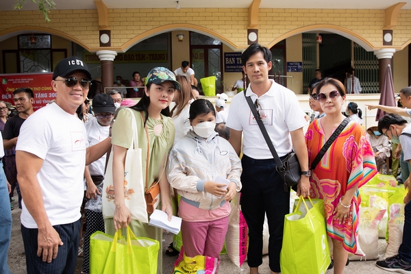 Sau 'Trăng Là...', NTK Đinh Văn Thơ cùng dàn nghệ sĩ từ thiện tại Bình Định