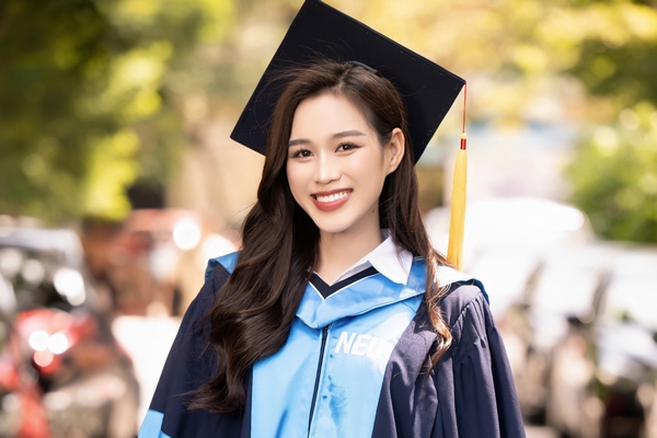 Hoa hậu Đỗ Hà rạng ngời trong ngày tốt nghiệp