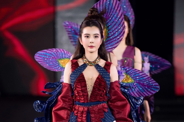 Hoa hậu Huỳnh Vy hóa 'thiên thần bướm' trên sàn catwalk