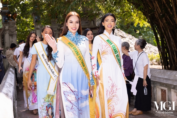 Lê Hoàng Phương làm hướng dẫn viên du lịch cho các thí sinh Miss Grand International