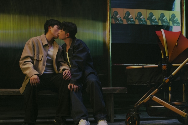 Kelbin Lei 'khóa môi' bạn diễn đồng giới trong lần đầu đóng MV