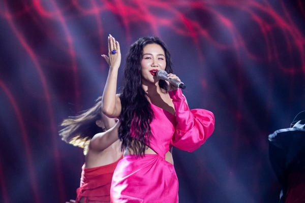 Văn Mai Hương tái xuất 'Vietnam Idol', lần đầu hát live 'Đại minh tinh'