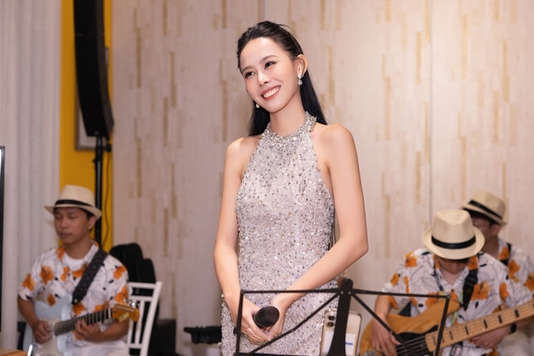 Á hậu Ngọc Hằng trổ tài ca hát, ghi điểm với CEO Miss Intercontinental