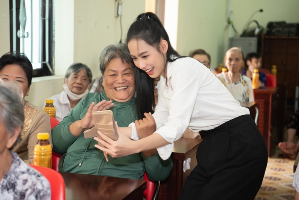 Á hậu Ngọc Hằng thăm viện dưỡng lão sau khi nhận sash Miss Intercontinental Vietnam 2023
