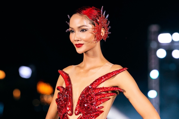 Hoa hậu H'Hen Niê hóa 'phượng hoàng lửa' trên sàn diễn thời trang