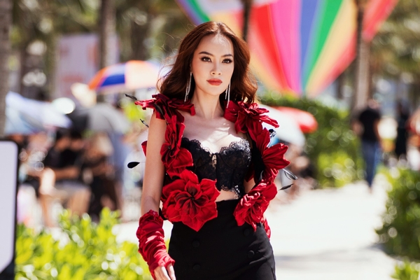 Lê Hoàng Phương và hơn 70 thí sinh diễn thời trang lúc 9 giờ sáng