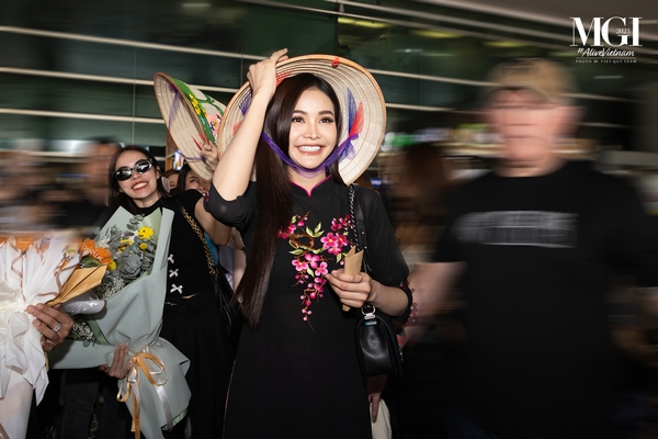 Engfa Waraha diện áo dài khi đến Việt Nam 'đốn tim' người hâm mộ