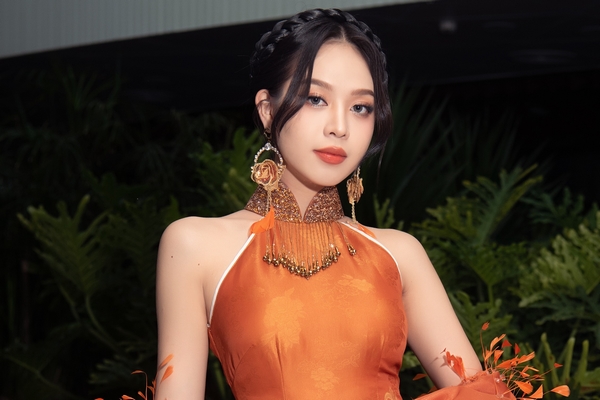 Hoa hậu Thanh Thuỷ diện áo dài cổ yếm dự sự kiện tại quê nhà