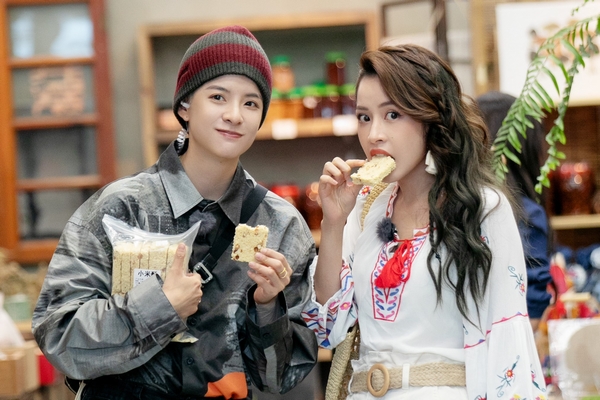 Chi Pu và Amber 'tranh nhau ăn', tương tác cực ngọt khiến fans rần rần