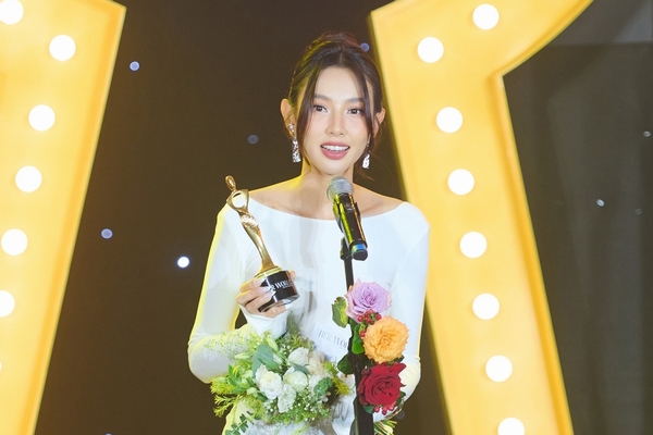 Thùy Tiên rạng rỡ nhận giải thưởng 'Mỹ nhân của năm'
