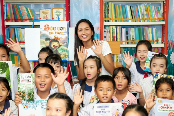 H'Hen Niê về Gia Lai trao thư viện thân thiện cho học sinh tiểu học